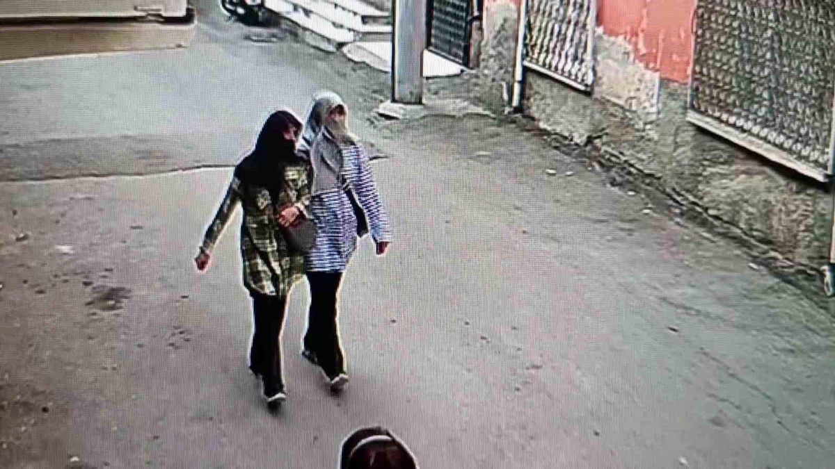 Adana\'da Kadın Hırsızlar Evlerden Altın Çaldı