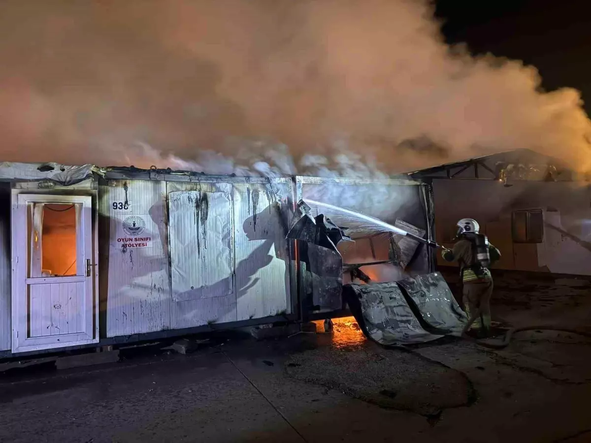 Hatay\'da 6 Kontenyer Yanarak Küle Döndü