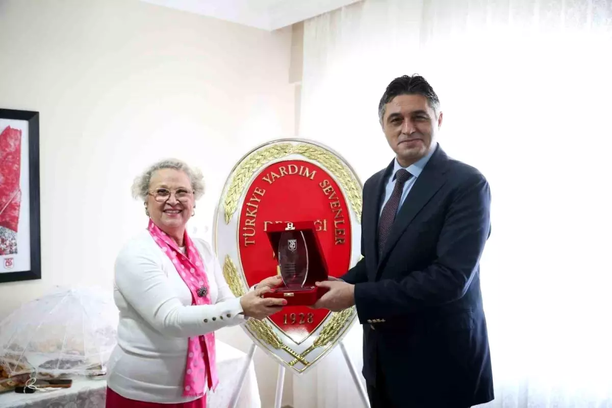 Aliağa Belediye Başkanı Serkan Acar\'a desteklerinden dolayı plaket