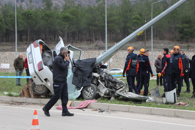 Araç direğe ok gibi saplandı! Genç avukat duruşma yolunda feci şekilde can verdi Araç direğe ok gibi saplandı! Genç avukat duruşma yolunda feci şekilde can verdi