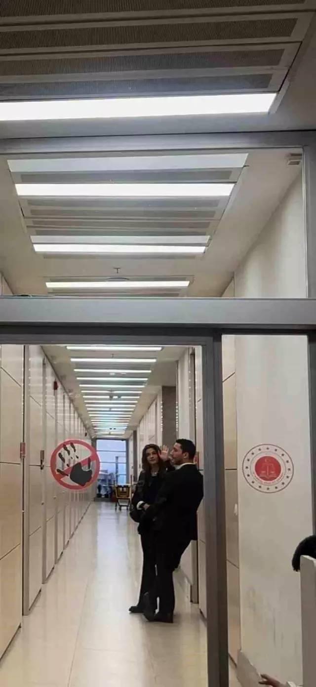 Berrak Tüzünataç ifade vermeye geldi! Yaptığı hareket dikkat çekti Berrak Tüzünataç ifade vermeye geldi! Yaptığı hareket dikkat çekti