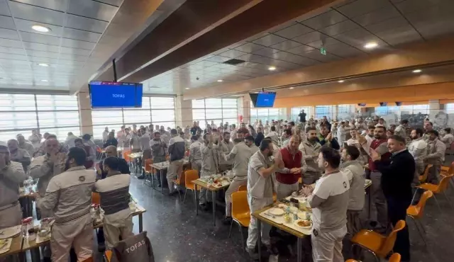 Türkiye'nin otomotiv devinde isyan! İşçiler kazan kaldırdı Türkiye'nin otomotiv devinde isyan! İşçiler kazan kaldırdı