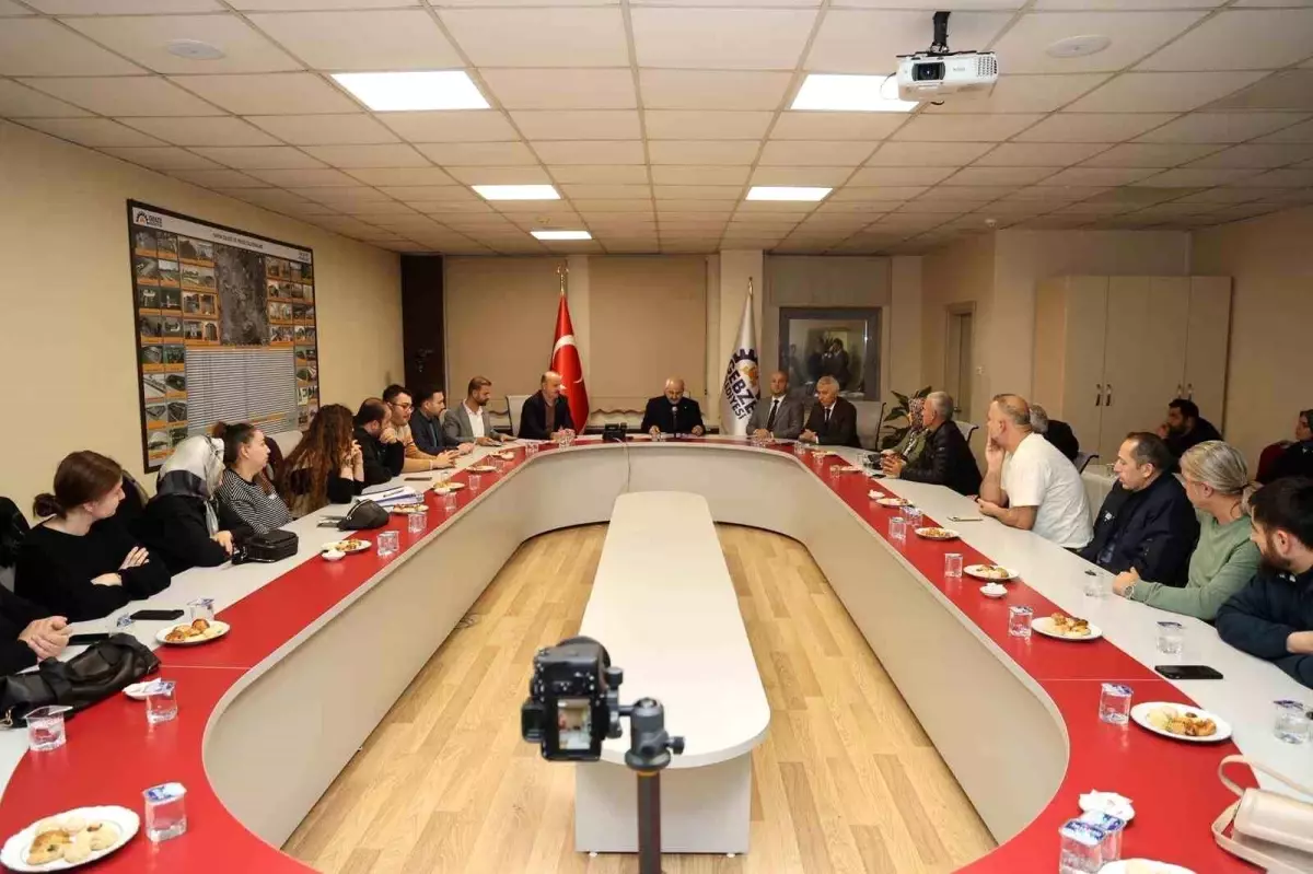 Büyükgöz, yıkım kararı alınan binanın mülk sahipleriyle bir araya geldi