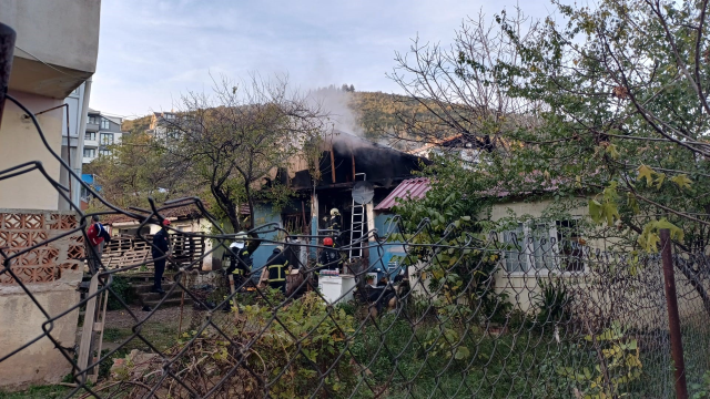 Çakmak doldurmak isterken canından oluyordu, kendisi de yandı evi de