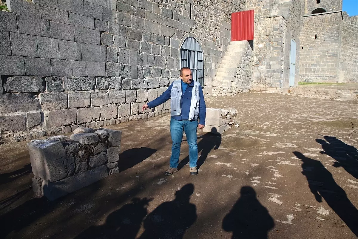 Amida Höyük\'te Tarihi Surlar Gün Yüzüne Çıktı