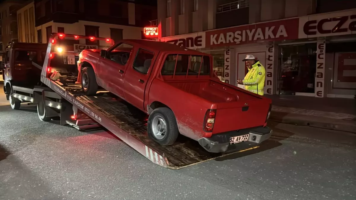 Film gibi kovalamaca! Polis, "dur" ihtarına uymayan kamyoneti böyle durdurdu