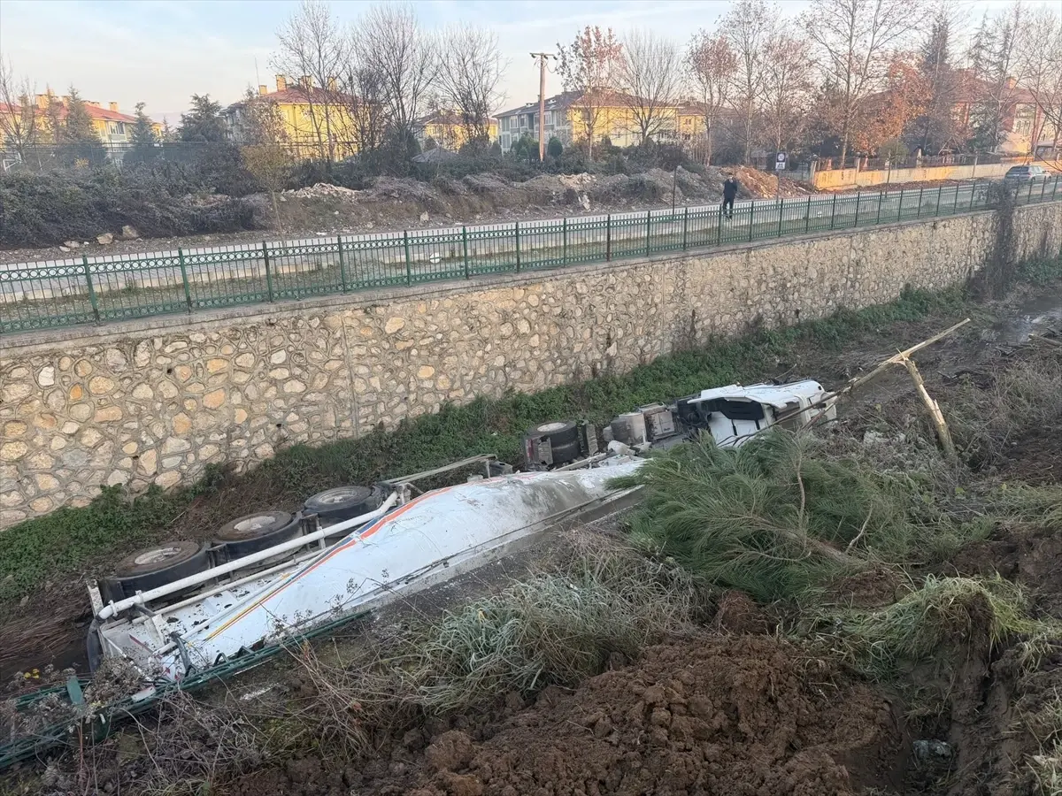 Düzce\'de Silobas Dereye Devrildi, Sürücü Yaralandı