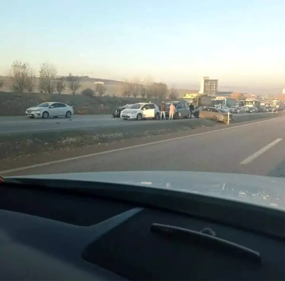 Elmadağ\'da Zincirleme Kaza: 4 Yaralı