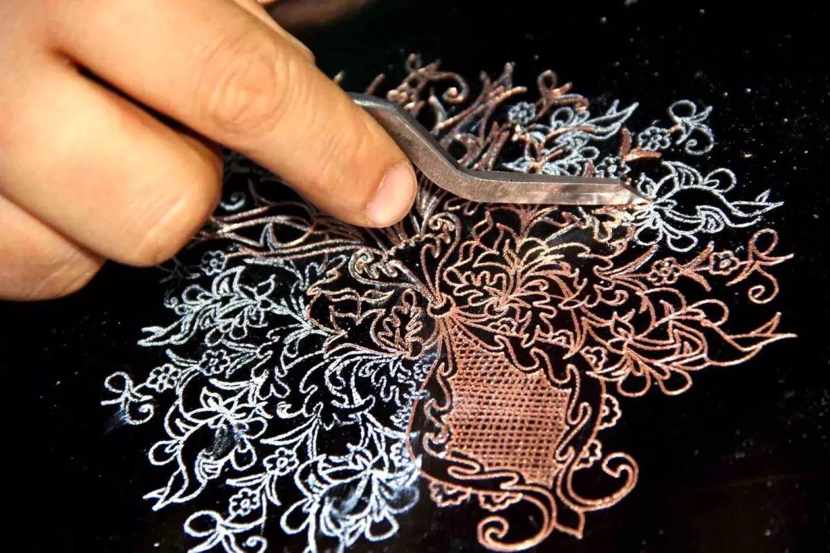 Erzincanlı kadınlar bakır işlemeciliğini yaşatıyor