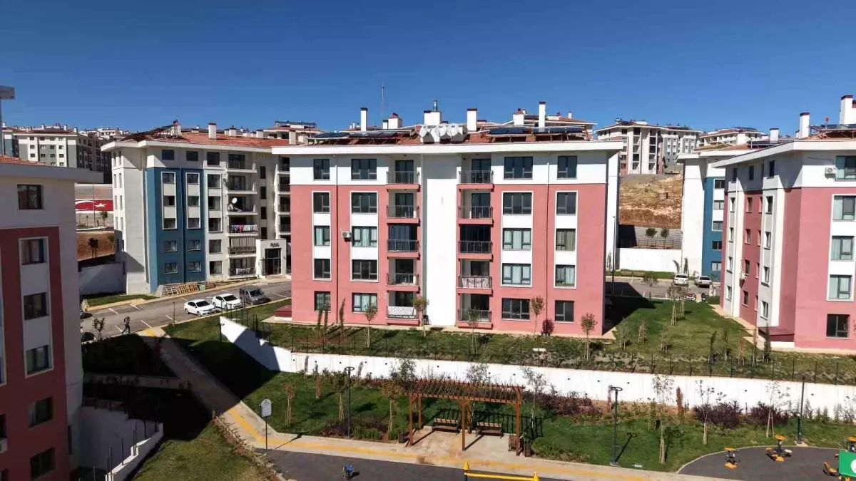 Evlerine geçen Adıyamanlı depremzedeler: "Bakan Murat Kurum, her zaman yanımızda"