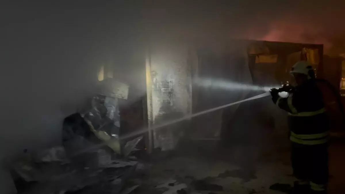 Antakya\'da Konteyner Kentte Yangın