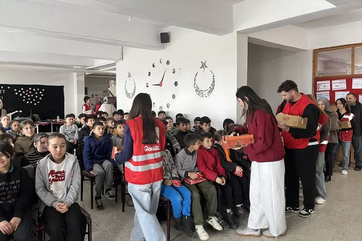 Genç Kızılay\'dan İhtiyaç Sahibi Öğrencilere Destek