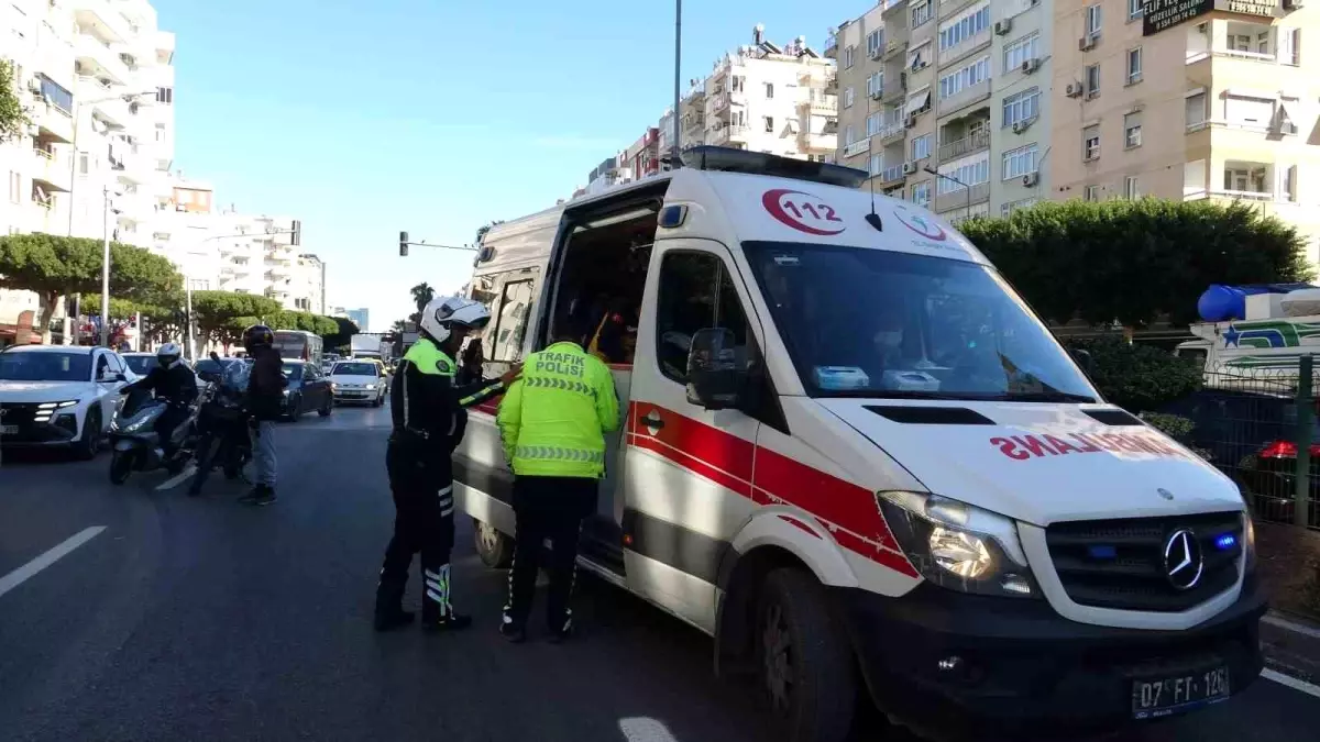 Antalya\'da Motosiklet Kazası: 2 Yaralı