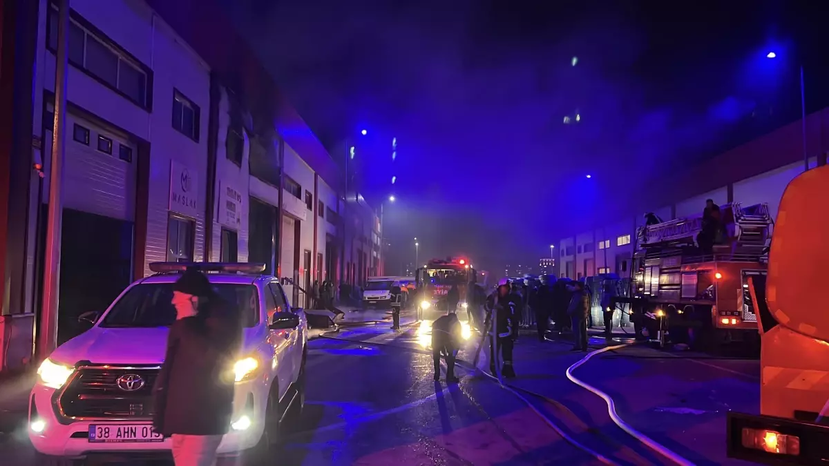 Kayseri\'de Mobilya Atölyesinde Yangın