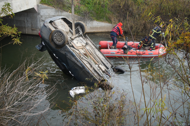 Kazada ölen arkadaşını araçta bırakıp kaçtılar Kazada ölen arkadaşını araçta bırakıp kaçtılar