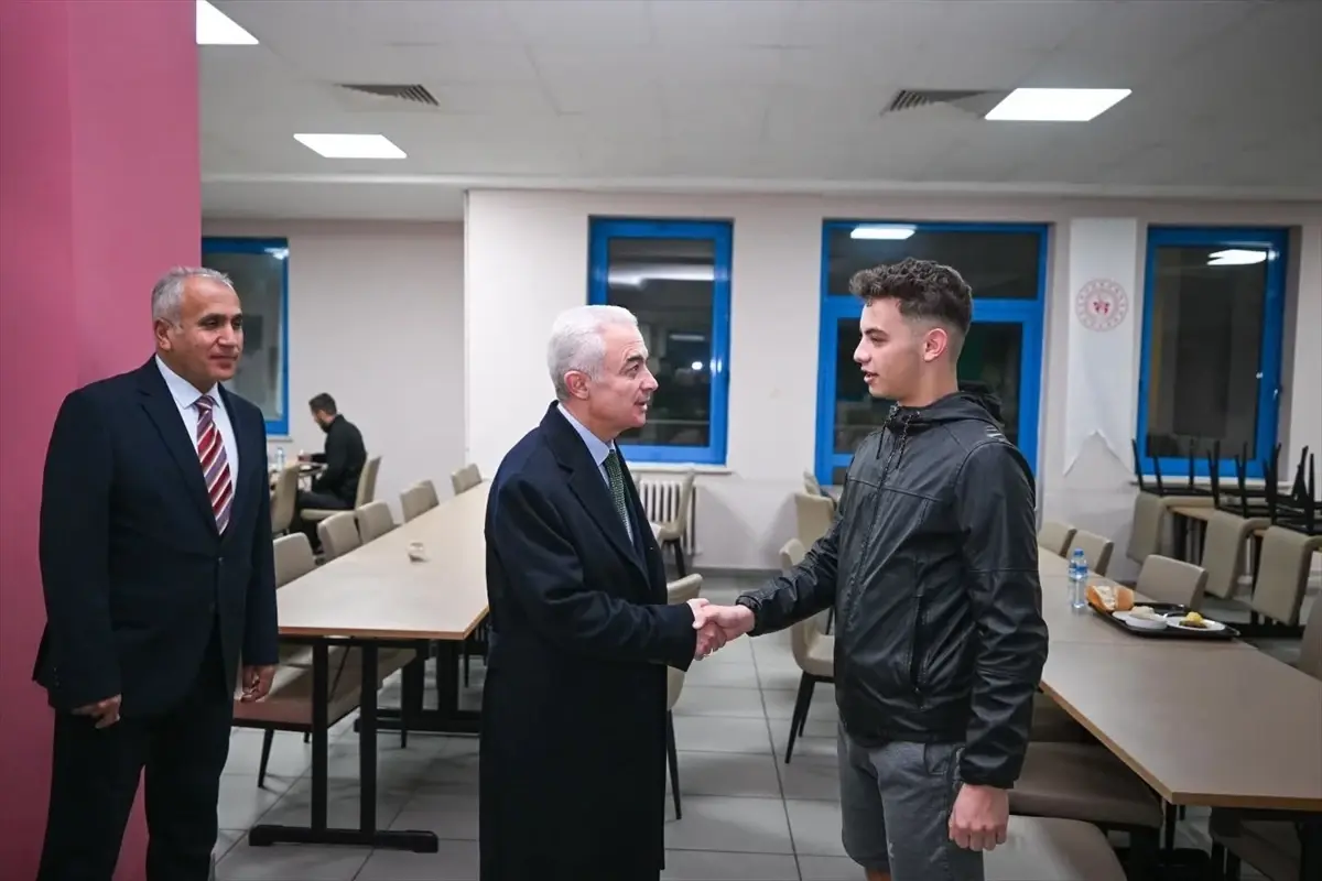 Vali Turan KYK Yurtlarını İnceledi