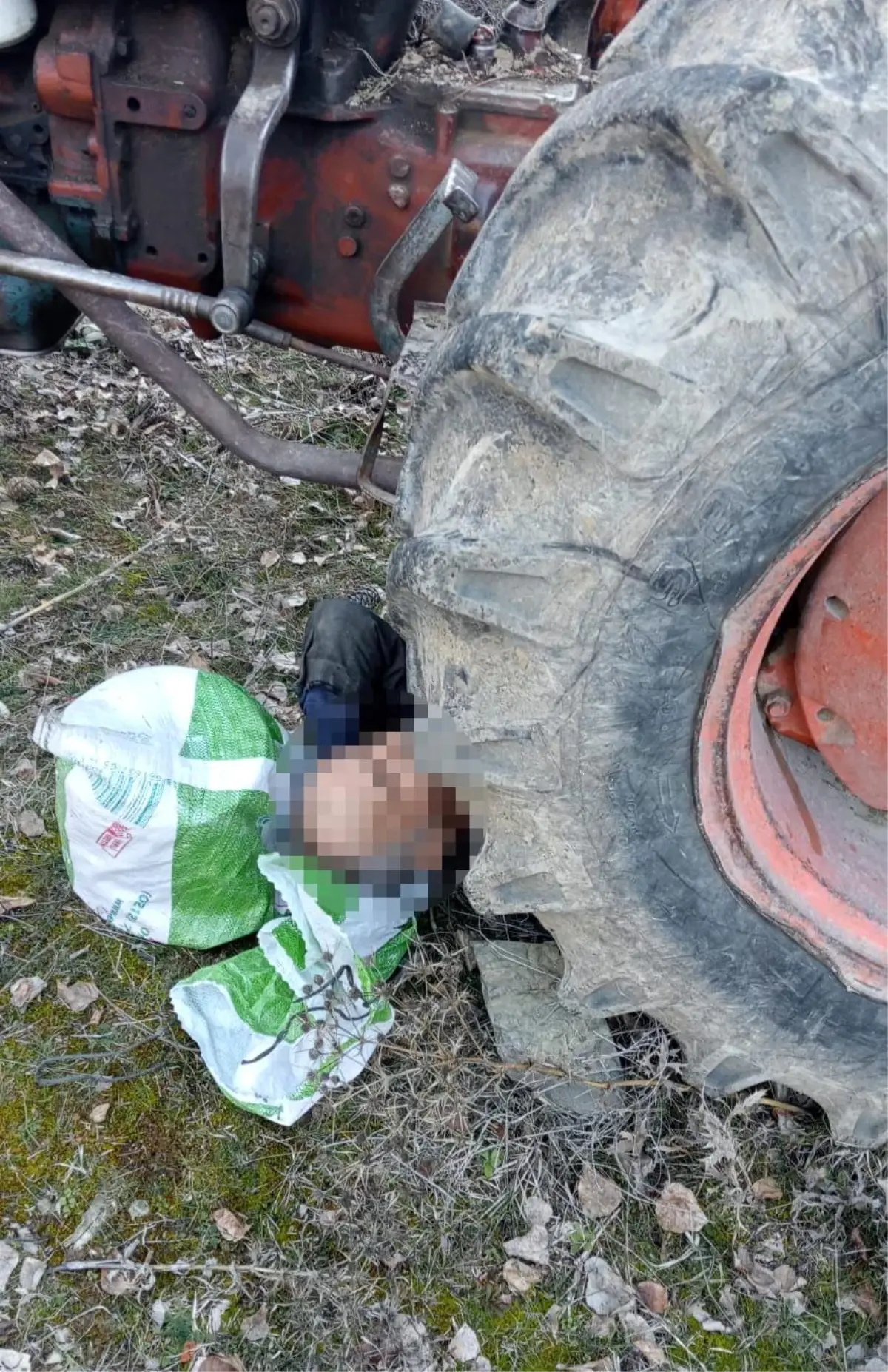 Traktörün Altında Kalan Sürücü Yaralandı