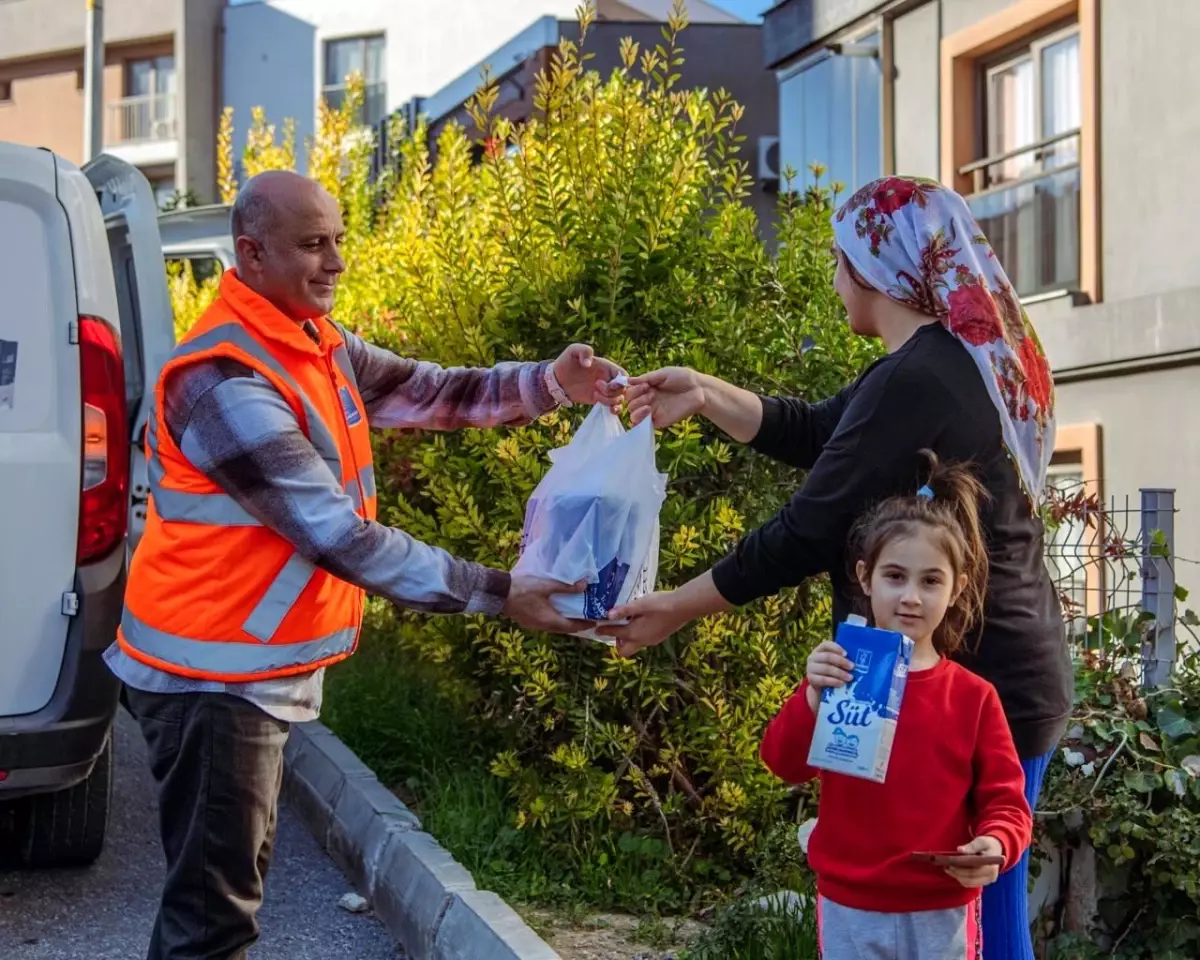 Kuşadası Belediyesi süt dağıtımına devam ediyor