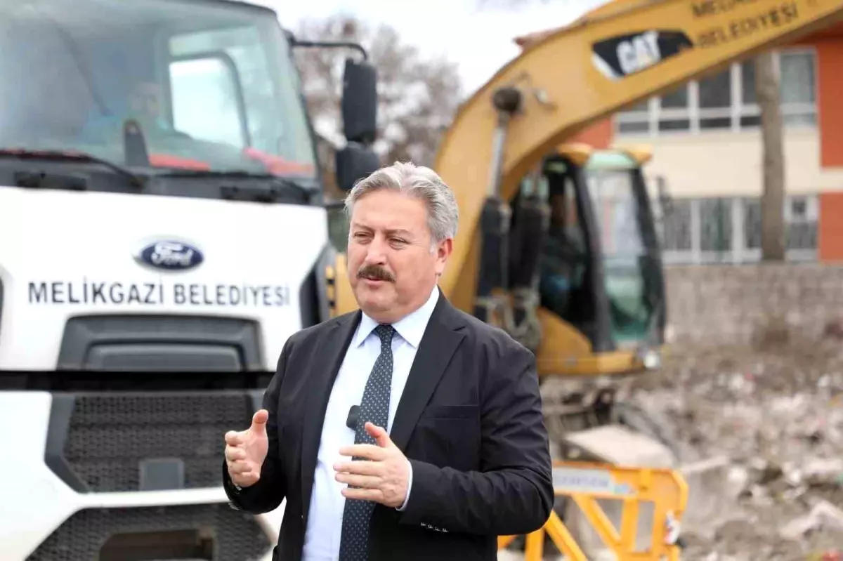 Melikgazi Belediyesi ilçedeki metruk yapıların yıkımına devam ediyor