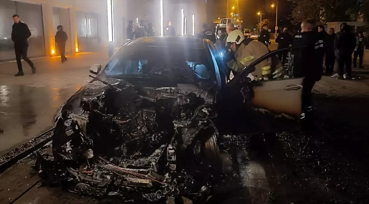 Nusaybin\'de Park Halindeki Araç Yandı