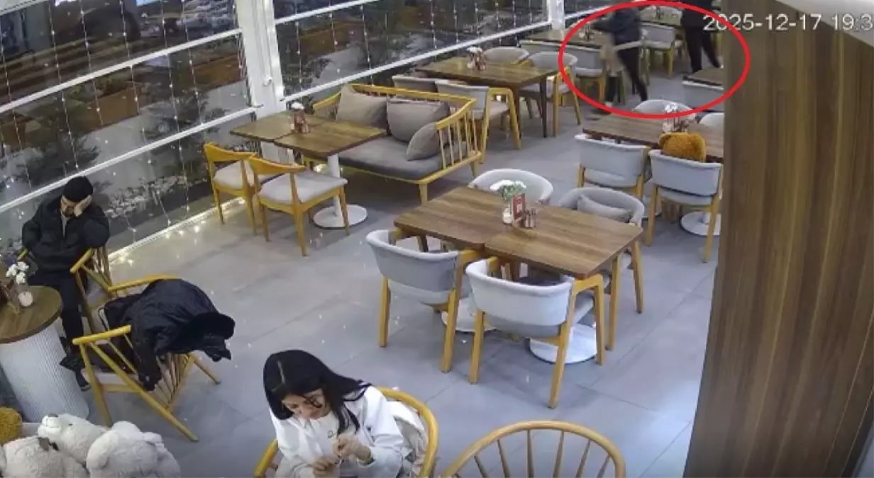 Otomobil Kafeye Girdi