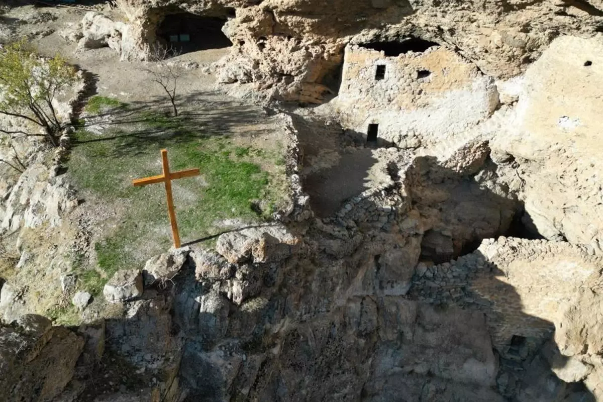 Kayaların ortasında! Yüzlerce yıllık yapıya kimse ulaşamıyor