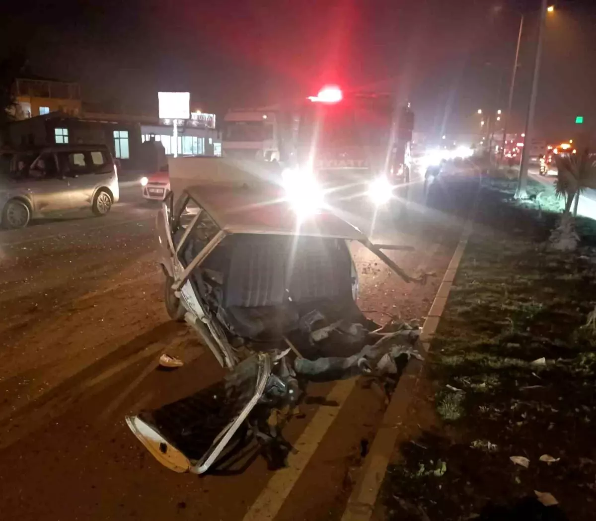 Hatay\'da Tırla Çarpışan Tofaş İkiye Bölündü