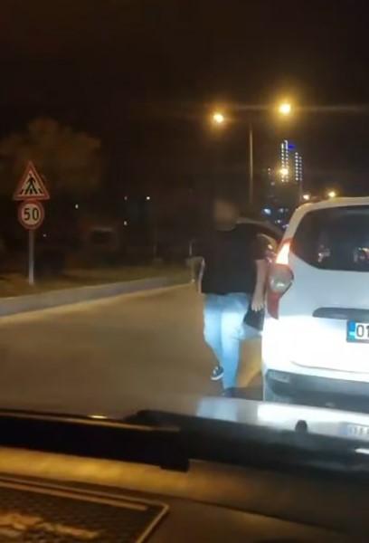 Trafikte dehşet anları: Önce yumruk attı, sonra ateş açtı Trafikte dehşet anları: Önce yumruk attı, sonra ateş açtı