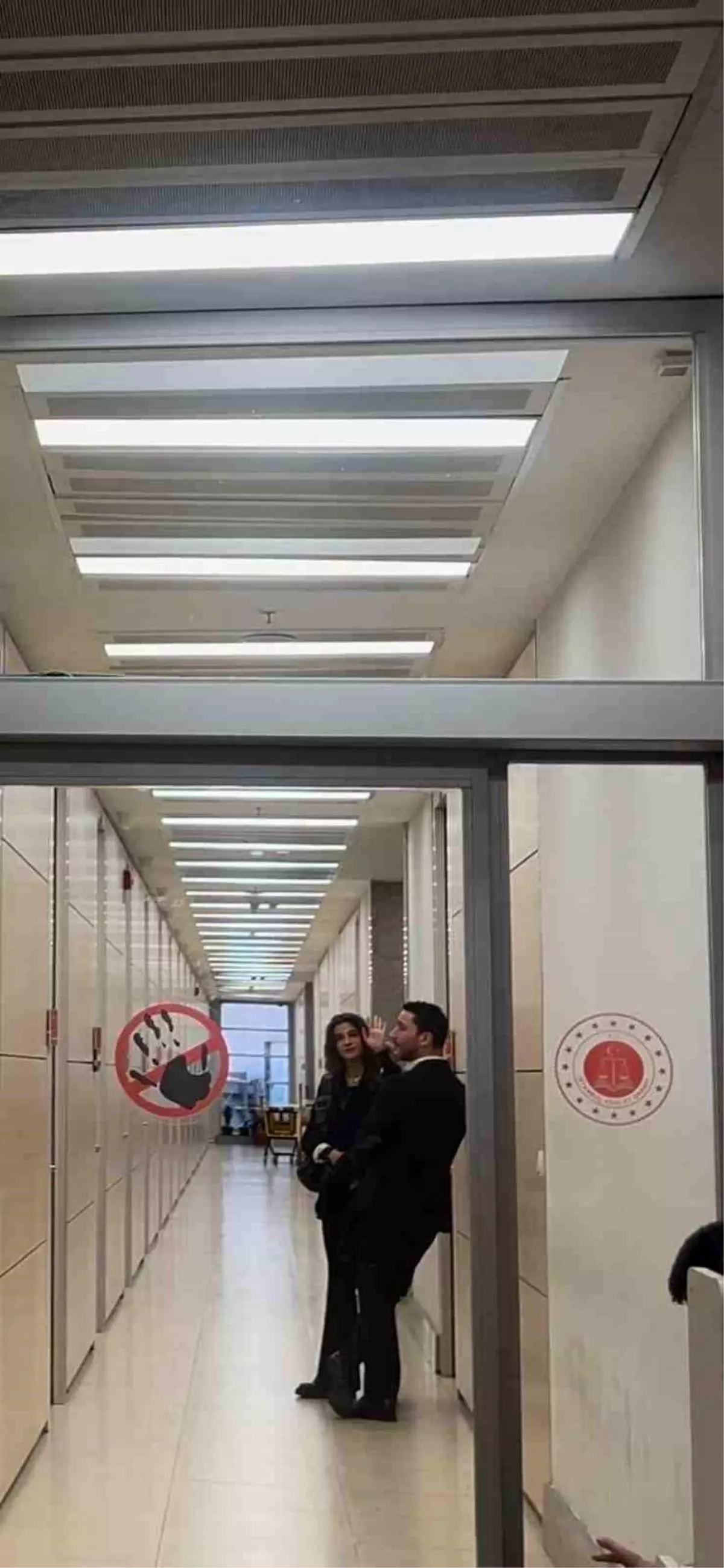 Berrak Tüzünataç ifade vermeye geldi! Yaptığı hareket dikkat çekti