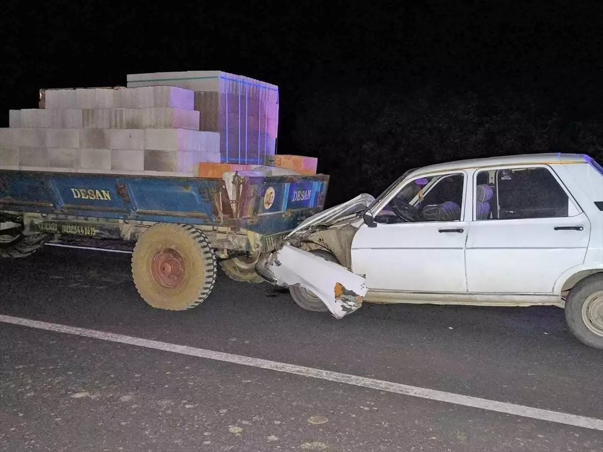 Eşme\'de Traktör Römorkuna Çarpan Otomobilde 3 Yaralı