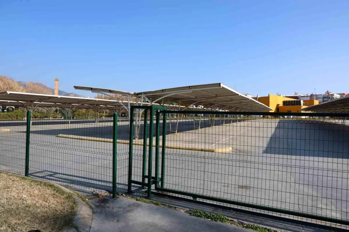 Vatandaşın ücretsiz kullandığı otopark kapatıldı