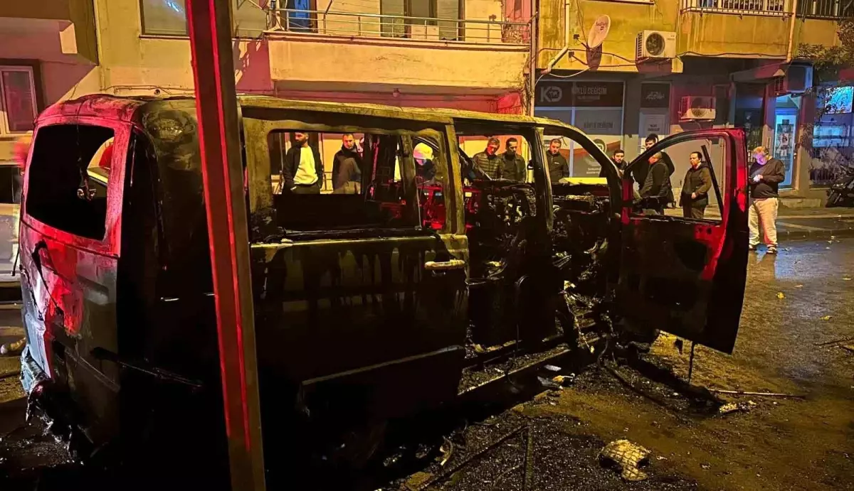 Park halindeki minibüs alev topuna dönüştü