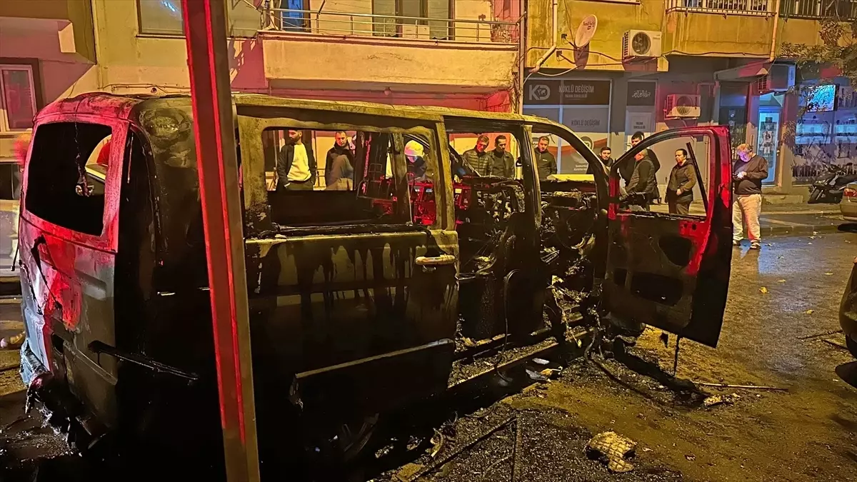 Yalova\'da Minibüs Yangını, 3 Araç Hasar Gördü
