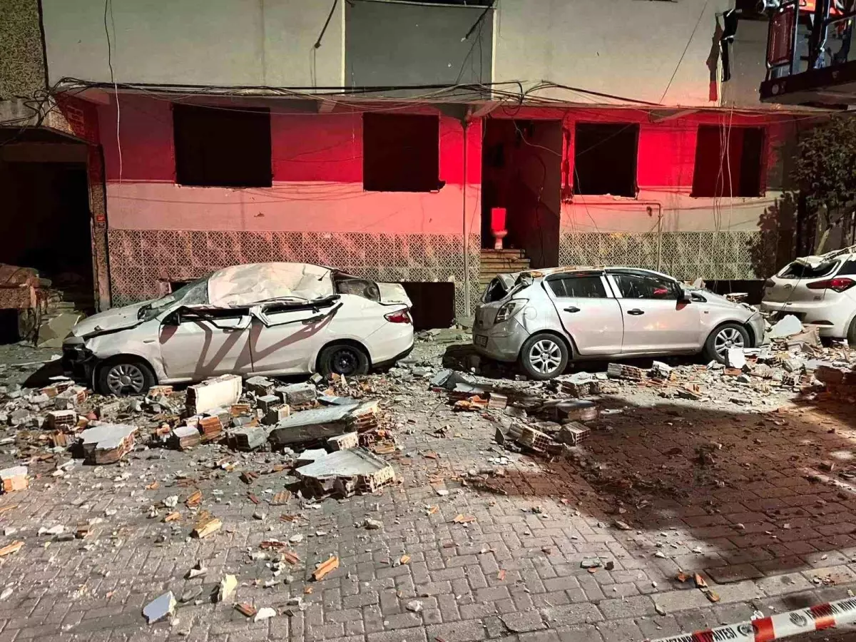 Zeytinburnu\'nda Beton Parçaları Araçlara Düştü