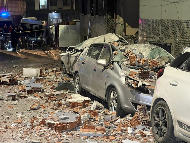 4 katlı binanın çatısından kopan parçalar park halindeki araçların üzerine düştü