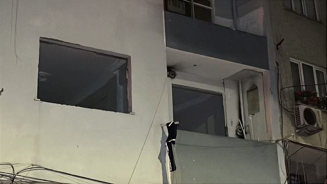 4 katlı binanın çatısından kopan parçalar park halindeki araçların üzerine düştü