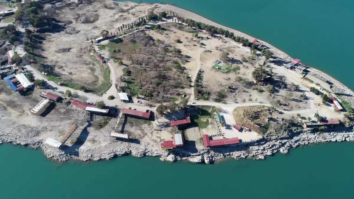 Menderes Adası\'ndaki Kaçak Yapılar Yıkılacak