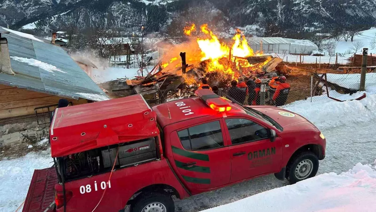 Ardanuç\'ta ahır yangını