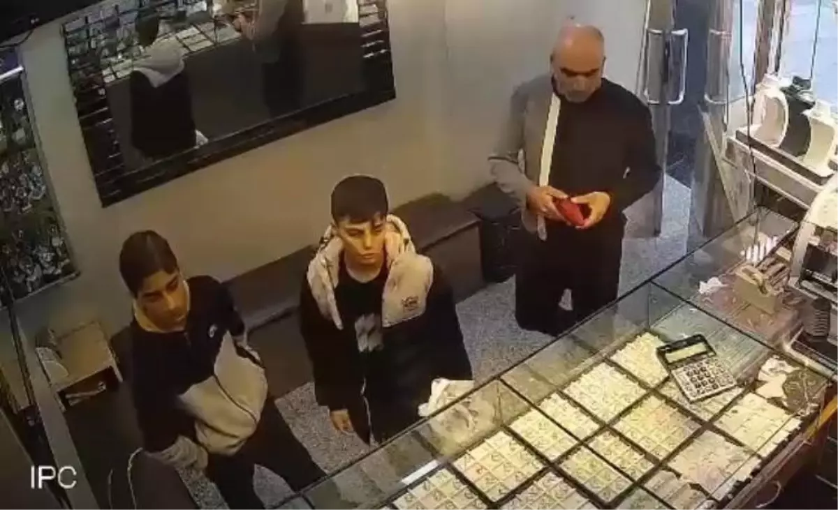 Bağcılar'da örnek davranış: Yerde buldukları 1,3 milyon liralık altını sahibine teslim ettiler