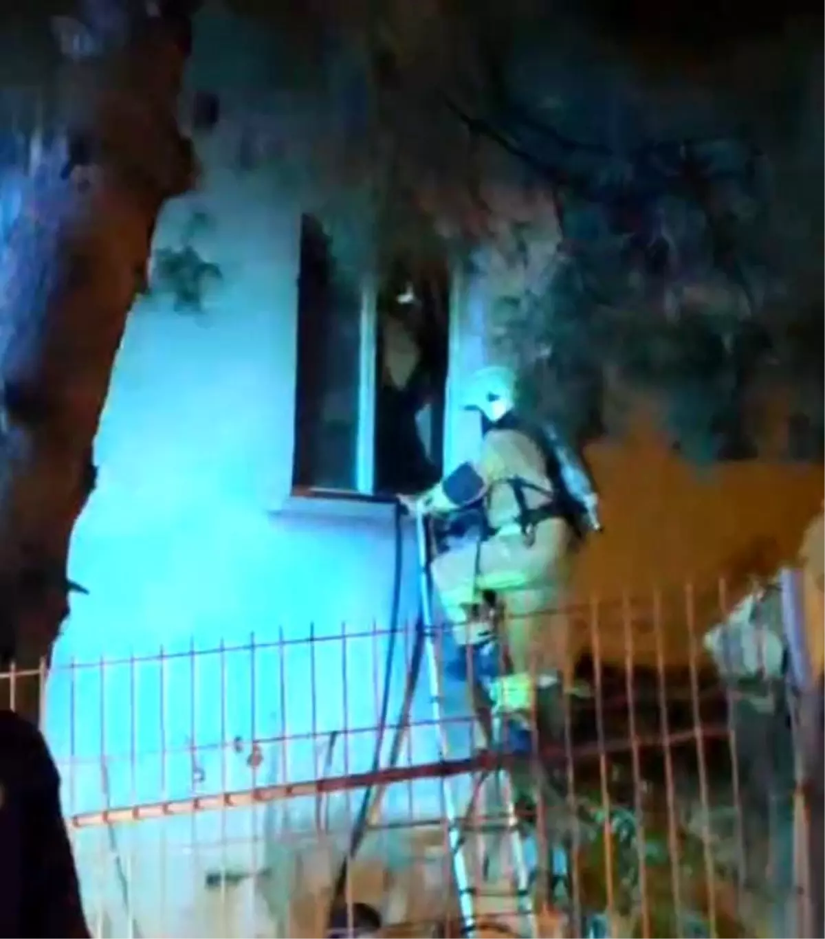 Bursa\'da Yangın: Mahsur Kalan Vatandaş Kurtarıldı