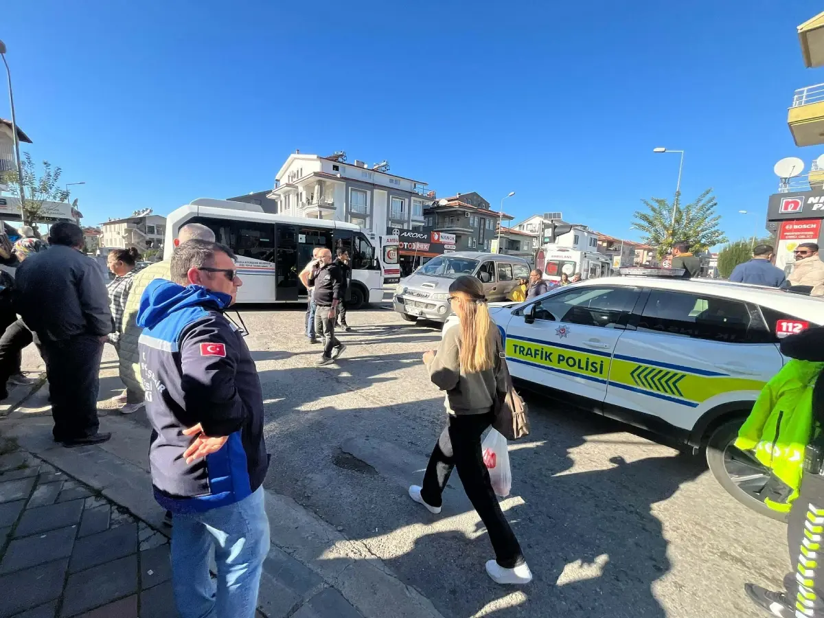 Fethiye\'de Midibüs ve Minibüs Çarpıştı: 13 Yaralı