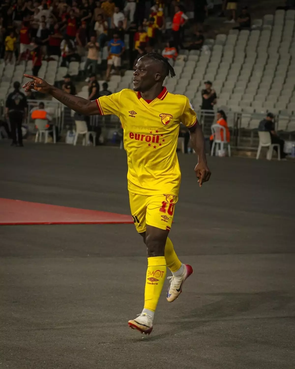 Göztepe\'de Kadro Sorunu: 3 Orta Saha Kaldı