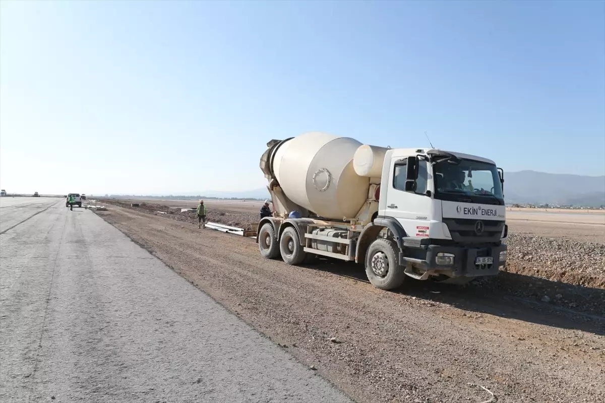 Hatay Havalimanı\'nda İkinci Pist Çalışmaları Devam Ediyor