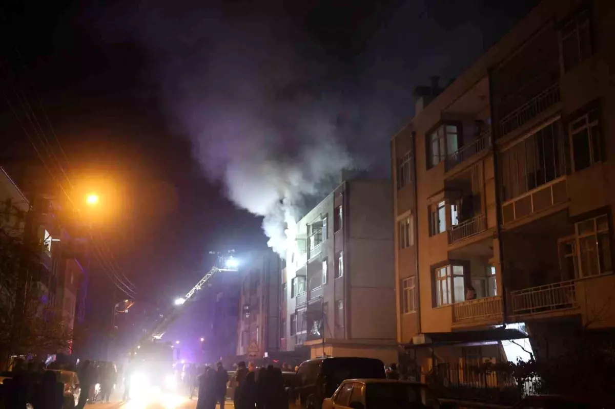 Konya\'da 3 Katlı Binada Yangın