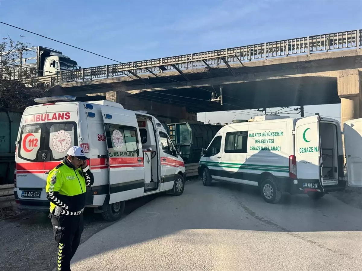 Trenin çarptığı liseli genç hayatını kaybetti