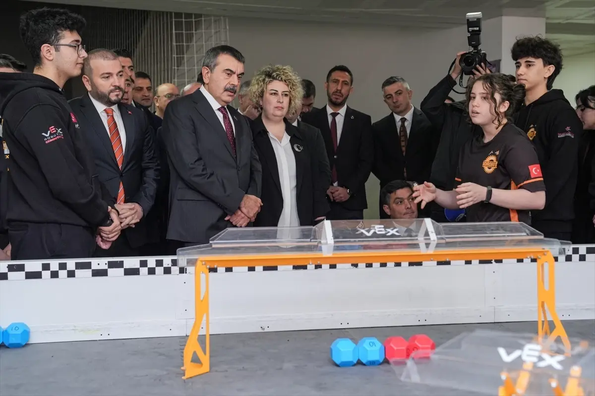 Bakan Tekin, Arnavutköy\'deki Liseyi Ziyaret Etti