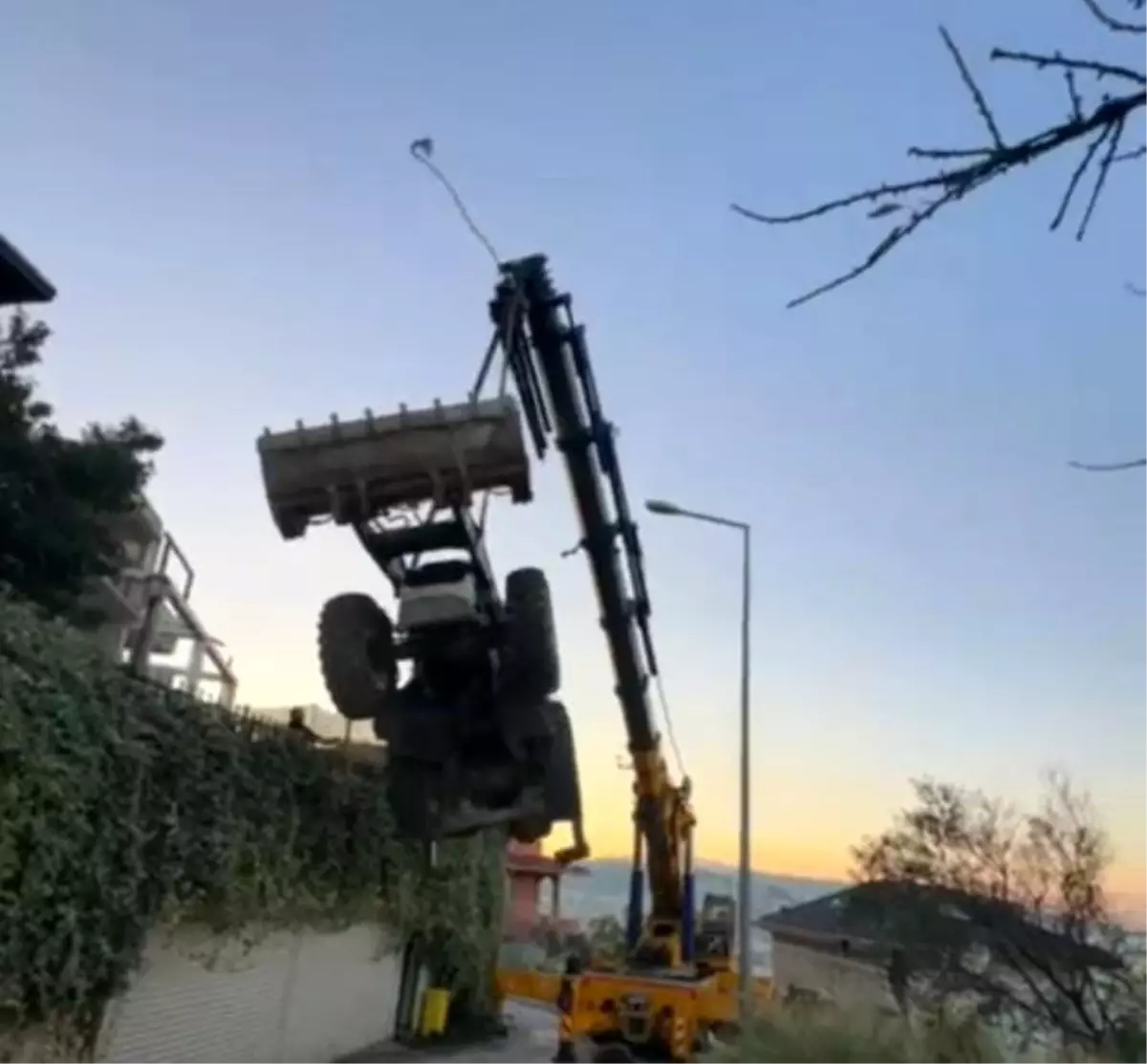 Bursa\'da Vinçten Düşen İş Makinesi Görüntüleri Ortaya Çıktı