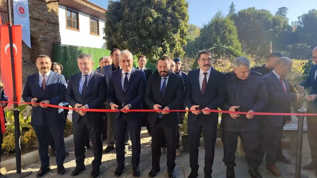 Ödemiş\'te Hükümlülerin Süs Eşyaları Sergilendi