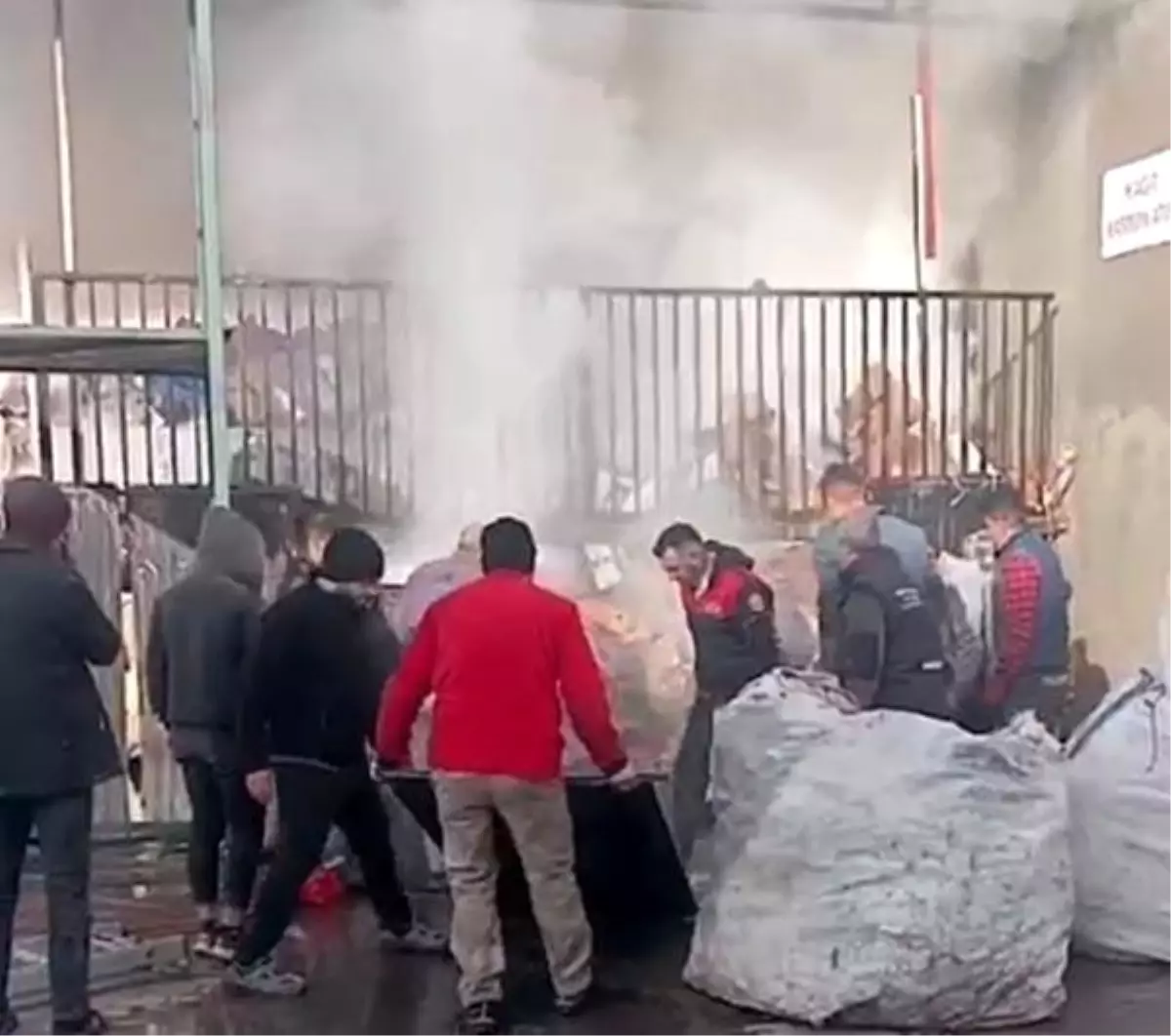 Düziçi\'nde Geri Dönüşüm İş Yerinde Yangın