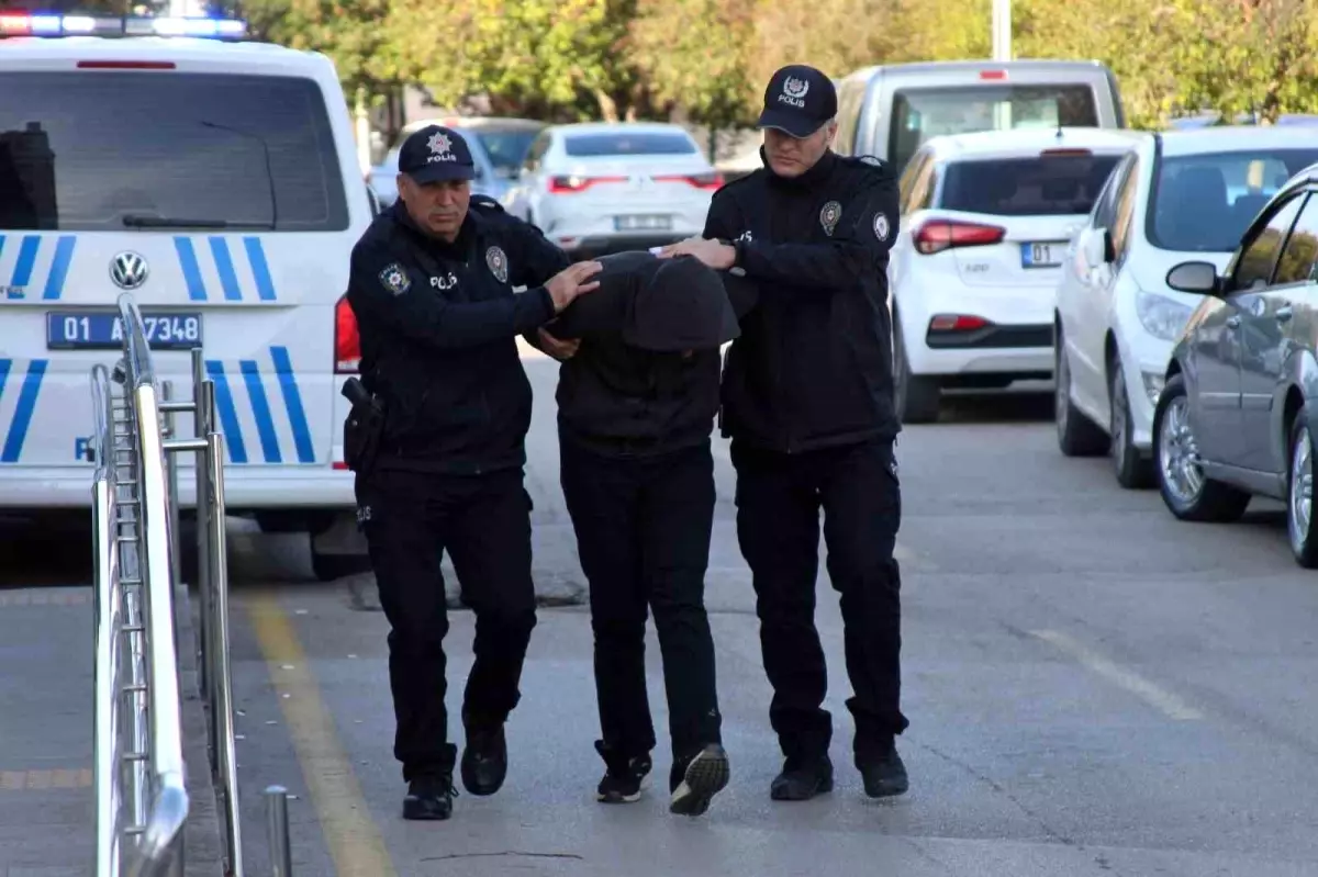 Adana\'da Otobüs Şoförü ve Motosikletli Kadın Arasında Kavga